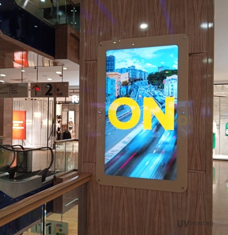 Изображение выполненных работ: УФ-печать на стекле — Экраны в ТЦ РИО