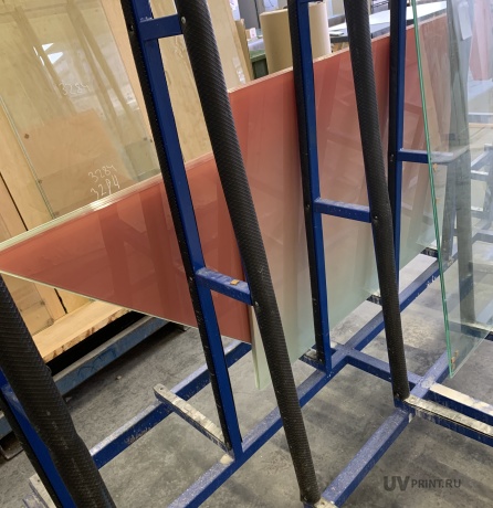 Изображение выполненных работ: УФ-печать на стекле — Ограждения лестничные градиент
